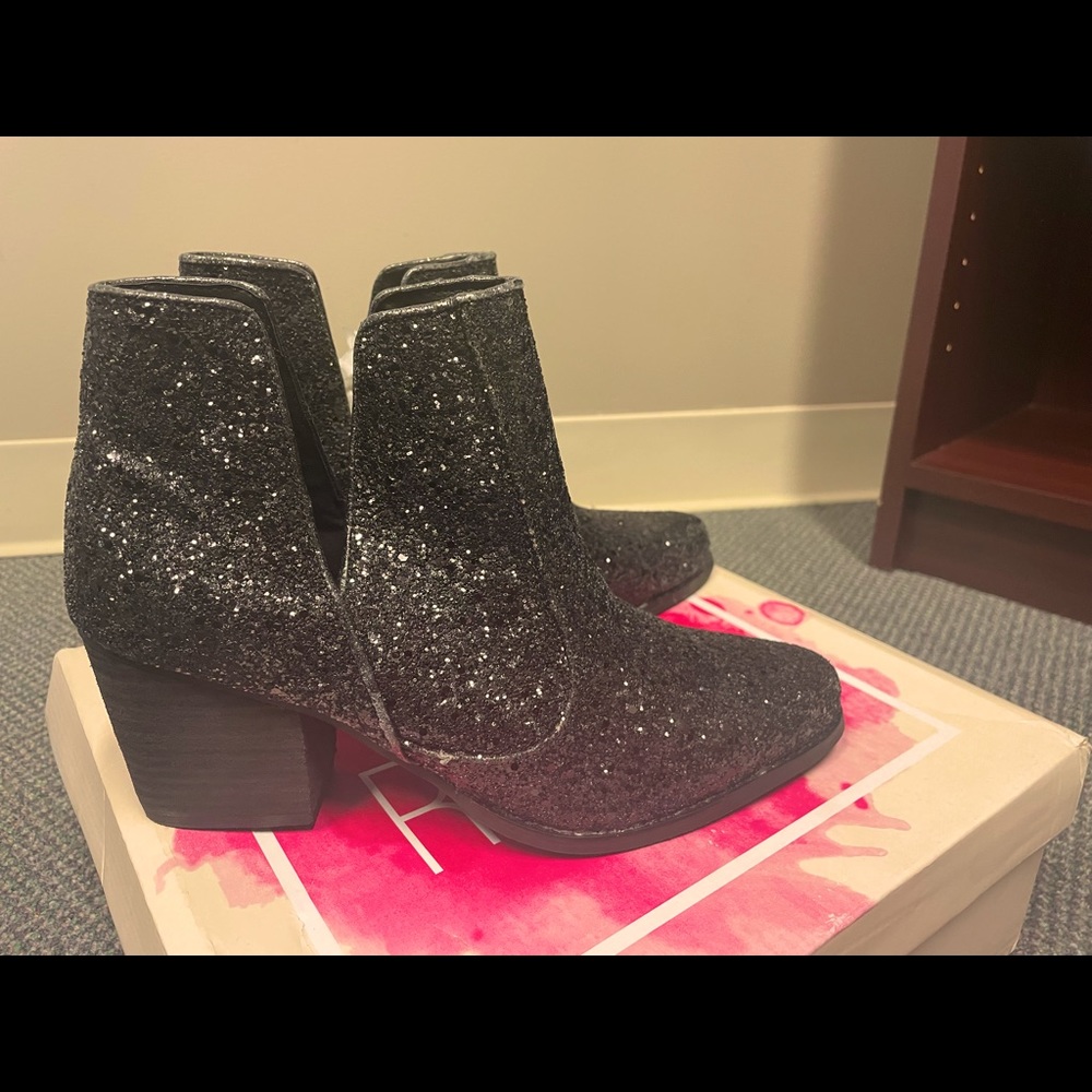 Not rated size 8.5 sparkly black boots. Never worn, perfect condition.